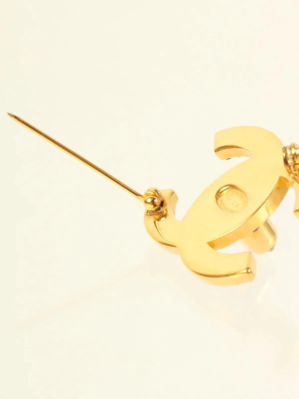 CHANEL 1996 Made Rhinestone Turn-Lock Brooch Gold